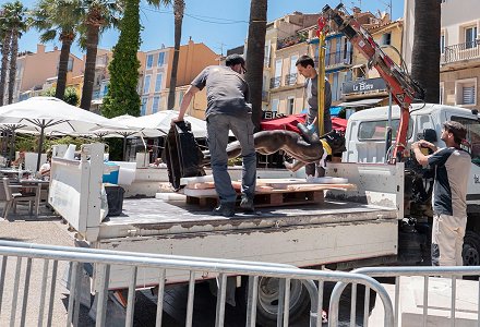 Flix Maurice Charpentier - L'Improvisateur (lifesize 2021 replica, Bandol, France, being lifted off of truck
