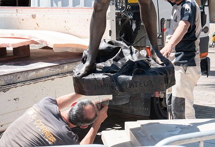 Flix Maurice Charpentier - L'Improvisateur (lifesize 2021 replica, Bandol, France, being lowered into position
